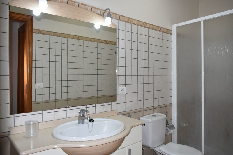 17_La_Palma_Puerto_Tazacorte_Dracaena_2a_shower_room