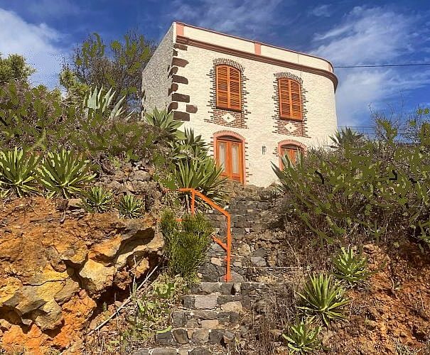 la antigua escuela en aguatavar, la palma noroeste, casa de vacaciones de 2 plantas con vistas al jardin y al atlantico