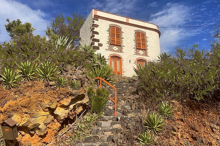 la antigua escuela in aguatavar, la palma noordwest, vakantiehuis over 2 verdiepingen met uitzicht op tuin & atlantische oceaan