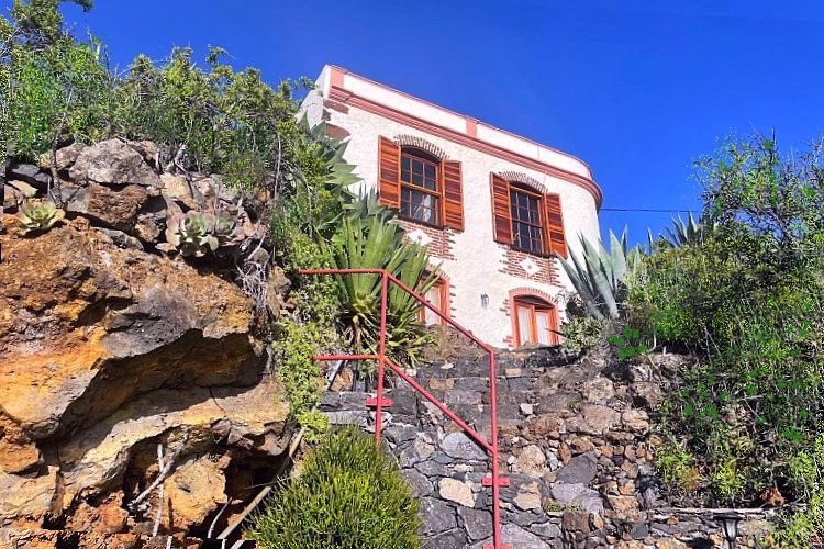 la antigua escuela in aguatavar, la palma nordwesten, ferienhaus über 2 etagen mit garten & atlantikblick